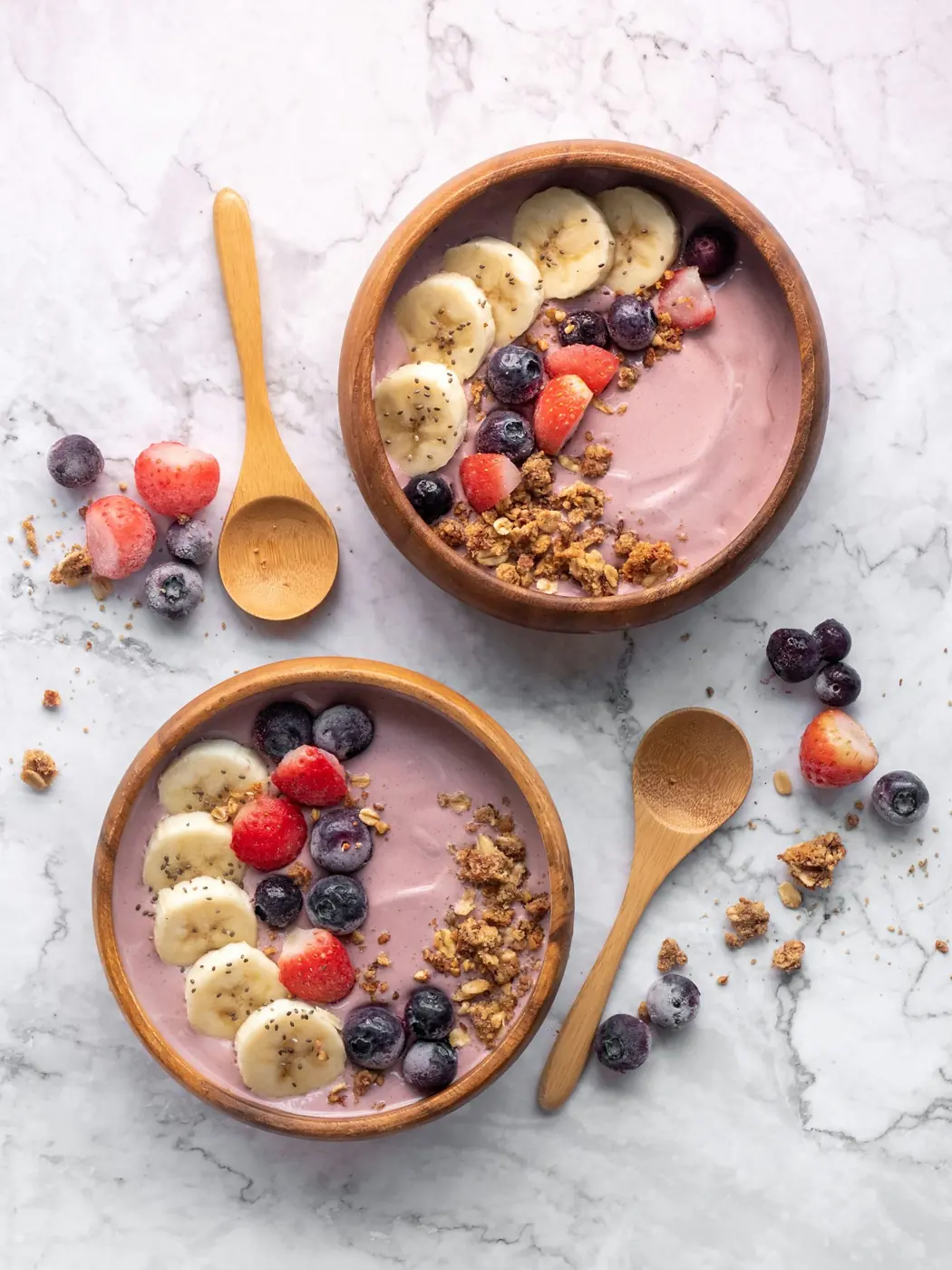 Tigelas de açaí com banana, frutas e granola