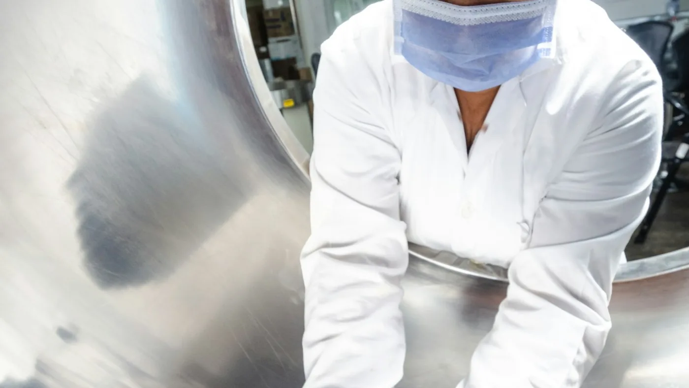 Funcionária com luvas conferindo produto na fábrica