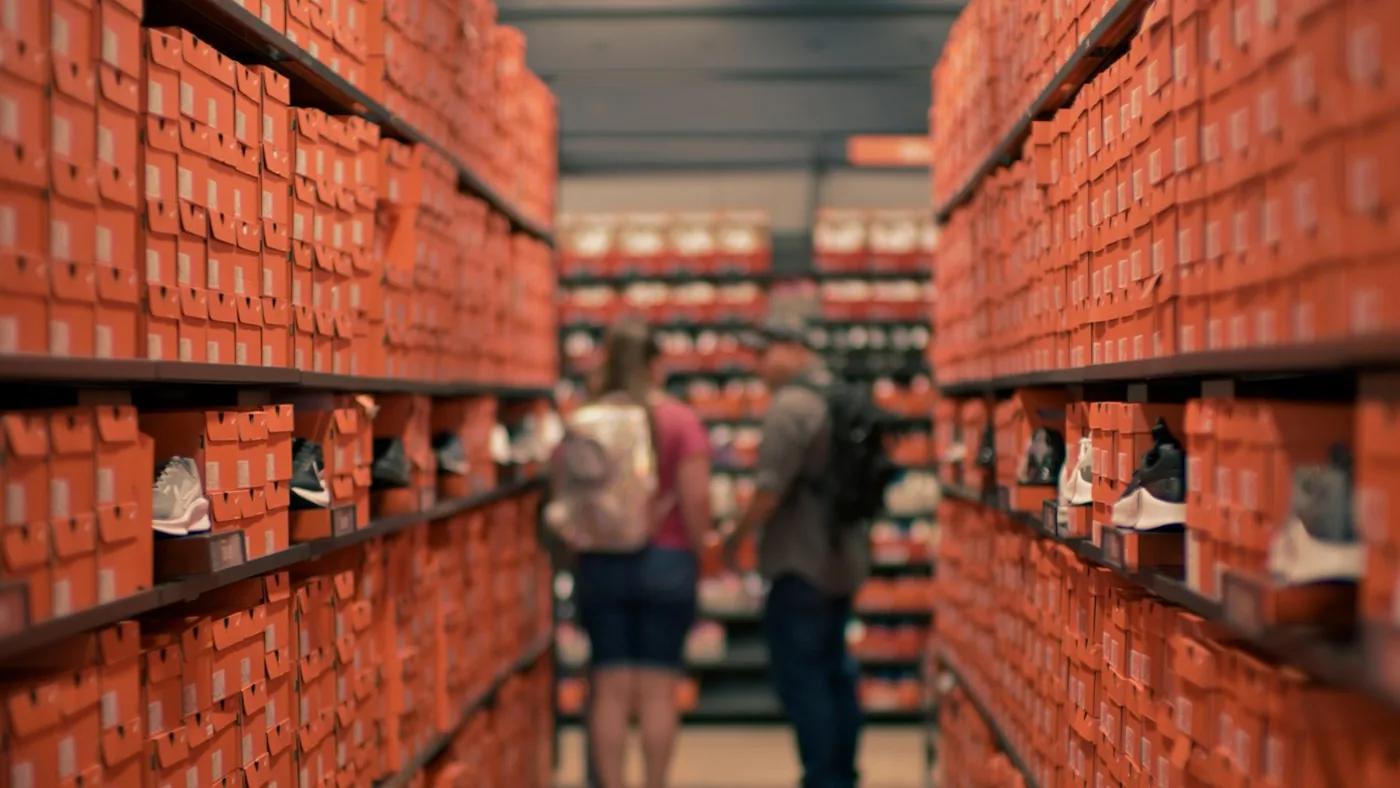 Estoque com caixas de sapatos empilhadas