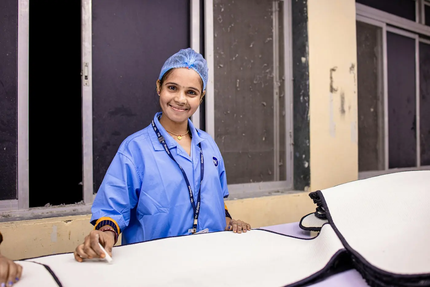 Profissional da saúde com material hospitalar
