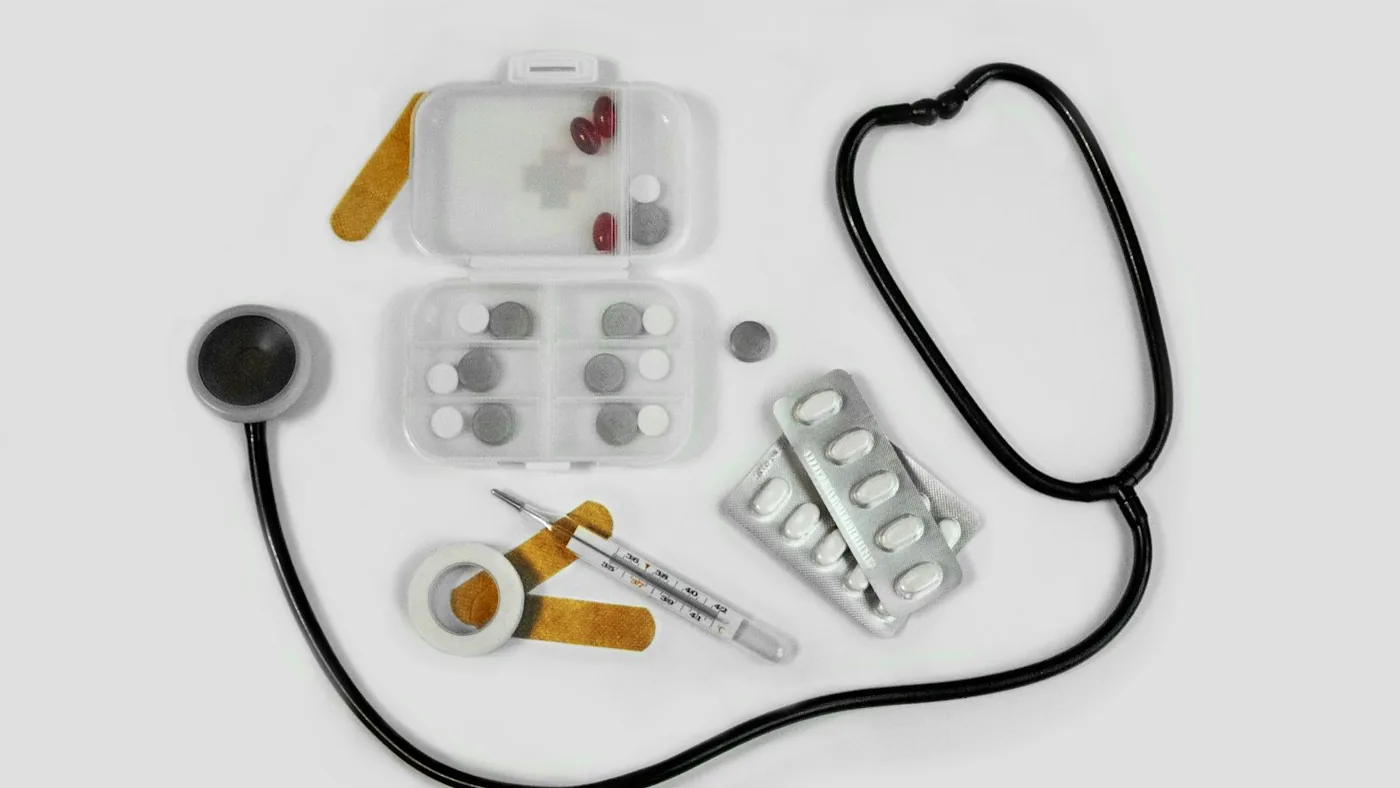 Estetoscópio, medicamentos e materiais médicos