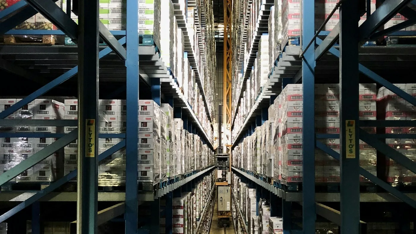 Estoque organizado em prateleiras altas de centro de distribuição